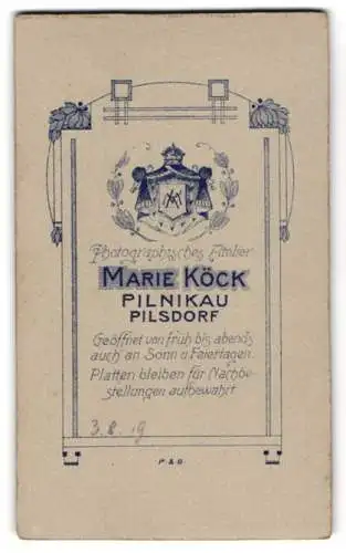 Fotografie Marie Köck, Pilnikau, Königliches Wappen mit Monogramm des Fotografen