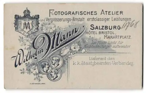 Fotografie Wilhelm Mann, Salzburg, Marktplatz, Monogramm des Fotografen in kgl. Wappen nebst Anschrift