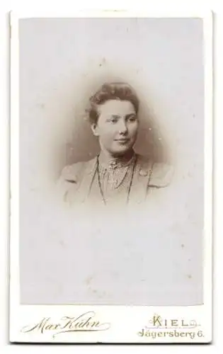 Fotografie Max Kühn, Kiel, Jägersberg 6, Jugendstil Frau mit Lupe und Bild in der Hand