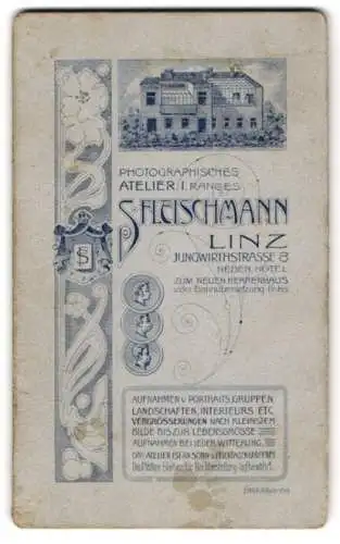 Fotografie S. Fleischmann, Linz, Jungwirthstr. 8, Blick auf das Ateliersgebäude, kgl. Wappen mit Monogramm des Fotograf