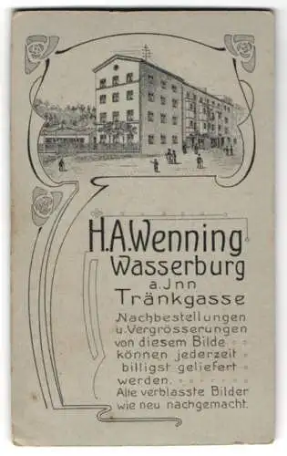 Fotografie H. A. Wenning, Wasserburg a. Inn, Tränkgasse, Ansicht Wasserburg am Inn, das Ateliersgebäude mit Passanten