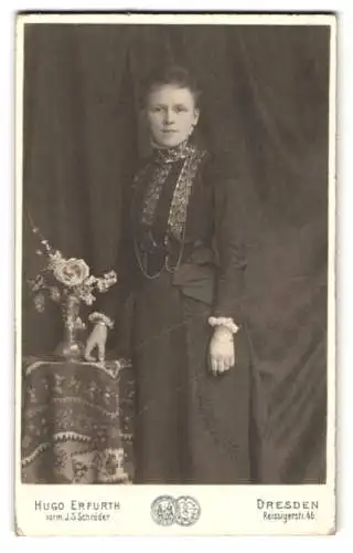 Fotografie Hugo Erfurth, Dresden, Reissigerstr. 46, junge Frau im dunklen Kleid