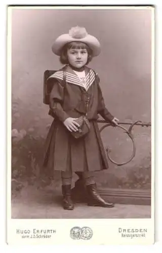 Fotografie Hugo Erfurth, Dresden, Reissigerstr. 46, kleines Mädchen zum Schulanfang mit Ranzen und Brottasche