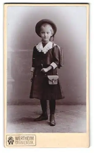 Fotografie Wertheim, Berlin, Oranienstr., junges Mädchen Elli zum Schulanfang mit Ranzen und Umhängetasche, 1910