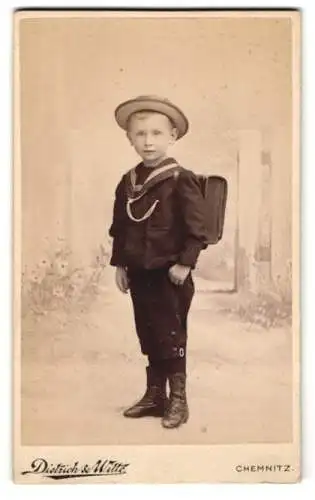 Fotografie Dietrich & Witte, Chemnitz, junger Schulknabe mit Schulranzen, Schulanfang