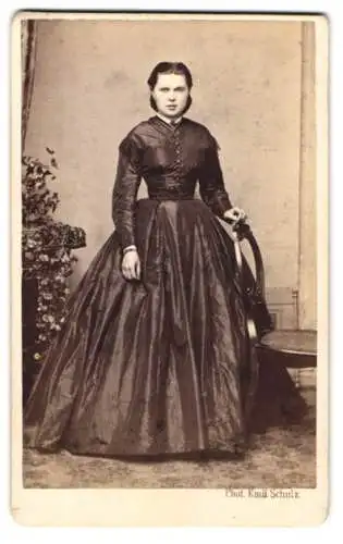Fotografie Emil Schulz, Braunschweig, hübsche jung Dame im dunklen Kleid posiert im Atelier