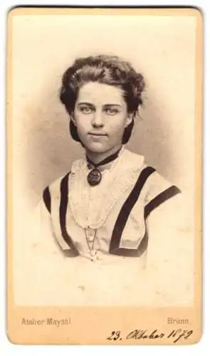 Fotografie Atelier Mayssi, Brünn, junge Frau Richter im hellen Kleid mit Halsband, 1872