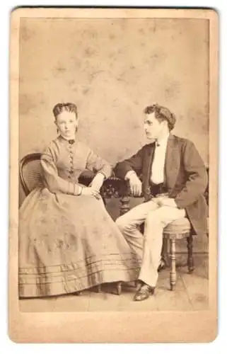 Fotografie A. Schnackenburg, Görlitz, Shützenweg 1, junges Paar in hellen Kleid und im Anzug