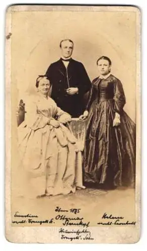 Fotografie Guido Mägerlein, Chemnitz, ältere Frau Ernestine nebst Ottomar und Helena Sternkopf, 1875