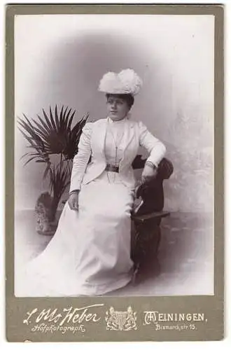 Fotografie L. Otto Weber, Meiningen, junge Frau im schneeweissen Kleid mit geschmückten Hut
