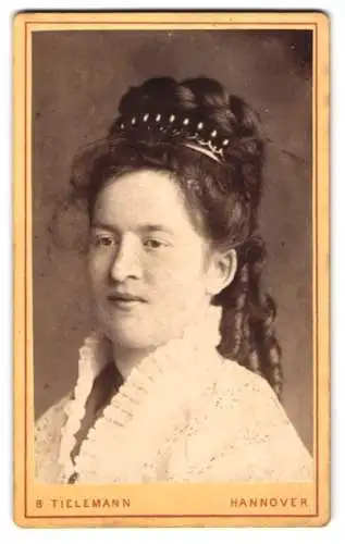 Fotografie B. Tielemann, Hannover, junge Frau in heller Bluse mit geflochtenen hochgebundenen Haaren