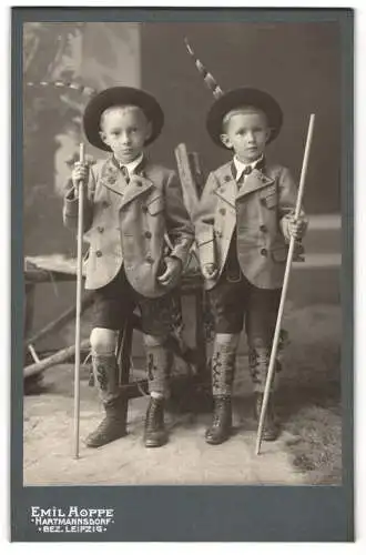 Fotografie Emil Hoppe, Hartmannsdorf, zwei niedliche junge Knaben in bayerischer Tracht mit Lederhose und Wanderstock