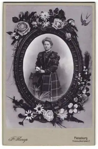 Fotografie F. Flarup, Flensburg, junge Frau im karierten Kleid, als Spiegel im Passepartout