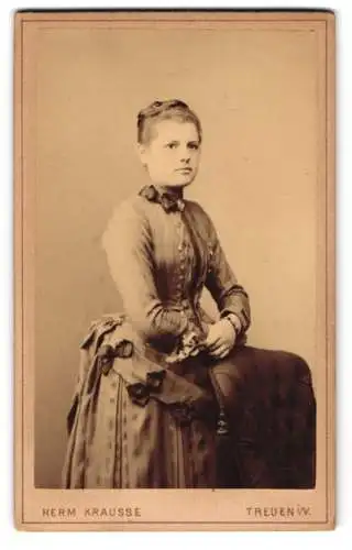 Fotografie Herm. Krausse, Treuen i. W., junge Frau im Kleid mit Schleifen