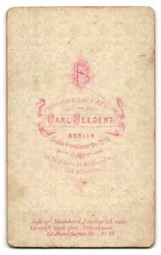 Fotografie Carl Seegert, Berlin, junge Mutter mit ihrer Tochter auf dem Schoss