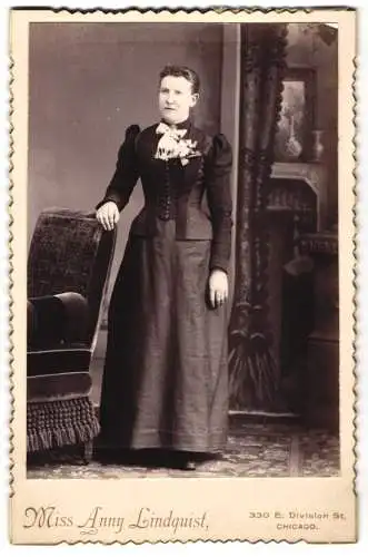 Fotografie Miss Anny Lindquist, Chicago / IL., amerikanische Dame im taillierten Kleid mit Schleife