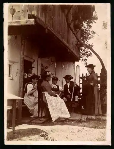 Fotografie Österreich / Tirol, Tiroler in Trachtenfrauen im Gespräch mit einem Jäger vor einer Almhütte