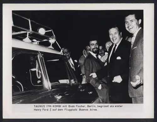 Fotografie Auto Ford Taunus 17 M Kombi, Bodo Fischer aus Berlin begrüsst Henry Ford auf dem Flughafen Buenos Aires