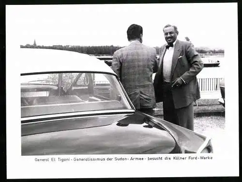 Fotografie Auto Ford, General El Tigani, General der Sudan Armee besucht die Ford Werke in Köln
