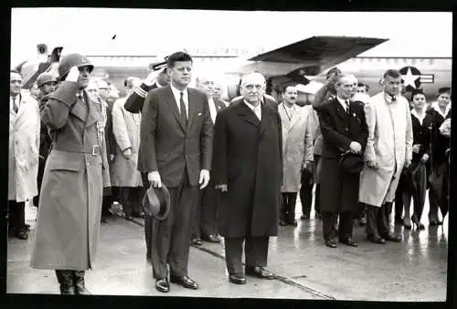 Fotografie Kucera & Vinek, Wien, US - Präsident John F. Kennedy auf dem Flughafen in Wien vor der Airforce One