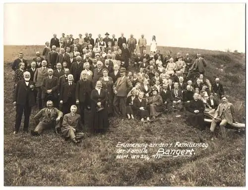 2 Fotografien unbekannter Fotograf, Ansicht Adorf, Gruppenbild am 1. Familientag der Familie Bangert am 25.6.1933