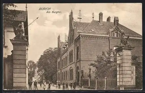 AK Aurich / Ostfriesland, Strassenpartie am Burgtor