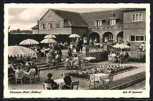 AK Wiesmoor, Hotel Torfkrug mit gut besuchtem Garten