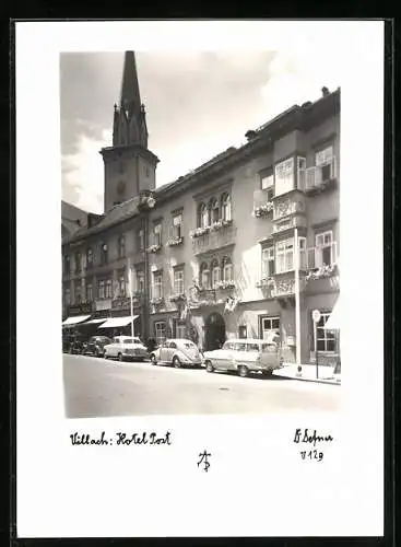 AK Villach, VW Käfer vor dem Hotel Post