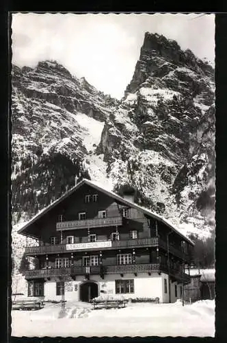 AK Gschnitz, Der Alpengasthof Gschnitzerhof unter den Felswänden