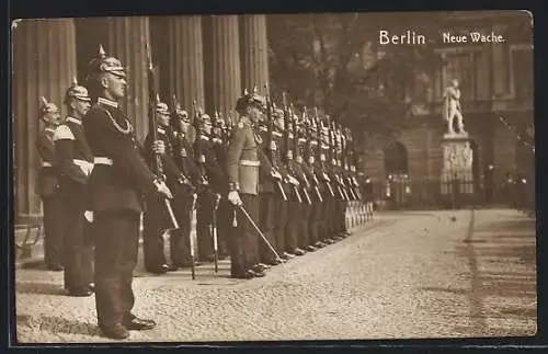 AK Berlin, Neue Wache mit Soldaten