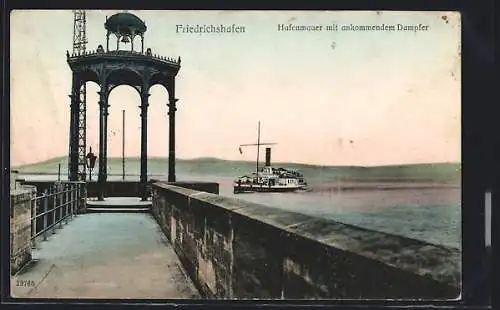 AK Friedrichshafen, Hafenmauer mit ankommendem Dampfer