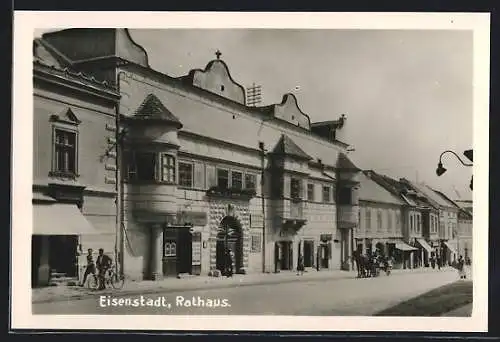 AK Eisenstadt, Strassenpartie mit Geschäften und Rathaus