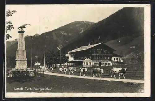 AK Landl /Tyrol, Denkmal am Postgasthof, Inh. Familie Rupprechter, kleine Kuhherde