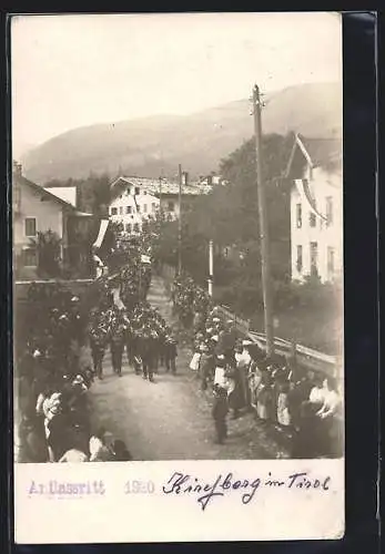 Foto-AK Kindberg /Tirol, Die Parade zum Antlassritt 1920
