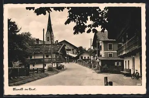 AK Kundl in Tirol, Strassenpartie mit Kirche
