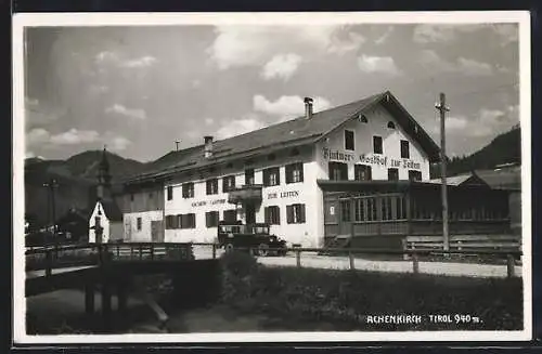 AK Achenkirch /Tirol, Hintners Gasthof zur Leiten mit Strasse, Autobus und Kirche