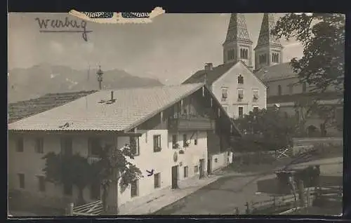 AK Weerberg /Tirol, Strassenpartie mit Kirchtürmen und Bergpanorama