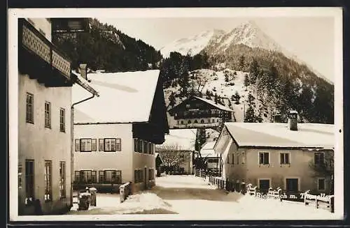 AK Bichlbach, Strassenpartie mit Gipfelblick im Winter