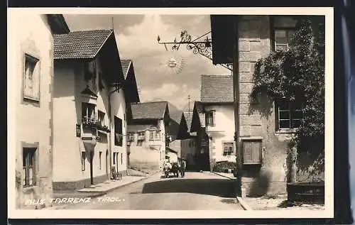 AK Tarrenz /Tirol, Strassenpartie mit Sonnenschild und Ochsenwagen