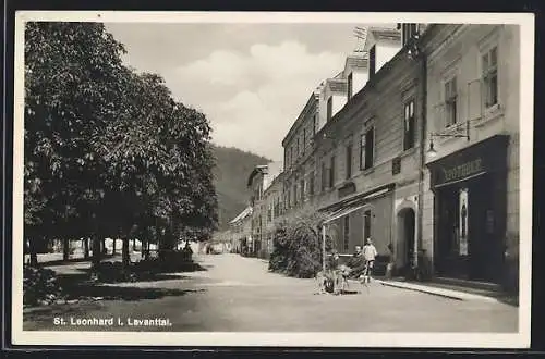 AK St. Leonhard i. Lavanttal, Strassenpartie mit Allee-Promenade und Apotheke
