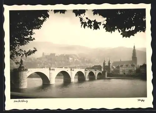 AK Heidelberg / Neckar, Ortsansicht über die Alte Brücke