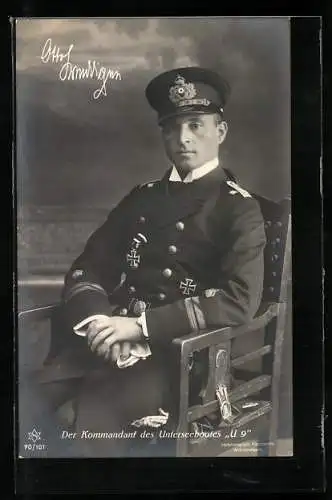 AK Weddigen, Kommandant des Unterseebootes U 9 in Marineuniform mit Orden posiert auf einem Stuhl
