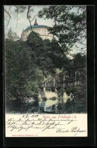 AK Friedland / Frydlant, Flusspartie mit Brücke und Sicht zum Schloss