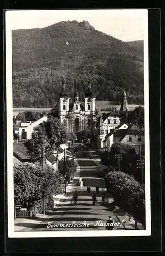 AK Haindorf, Leute auf der Strasse, die direkt zur Kirche führt