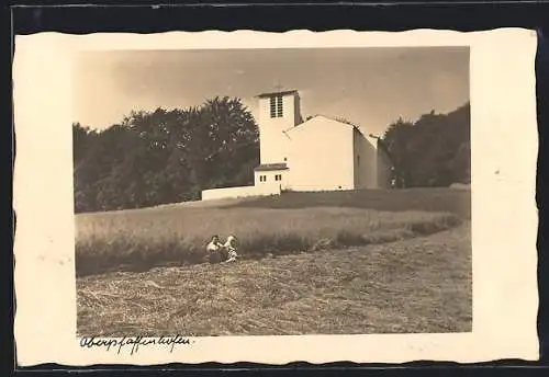 Foto-AK Oberpfaffenhofen, Kirche mit Feldern