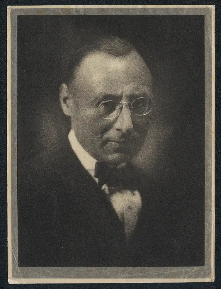Fotografie unbekannter Fotograf und Ort, Pigmentdruckverfahren / Kohledruck Verfahren, Herr im Anzug m. Brille 0