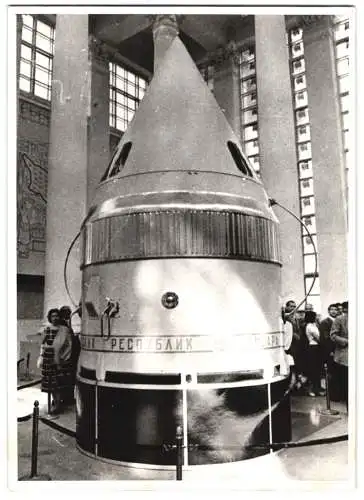 Fotografie Fotograf Votava, Ansicht Moskau, Modell der Endstufe der russischen Mondrakete, 1959