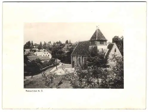 Fotografie unbekannter Fotograf, Ansicht Rekawinkel, Blick in den Ort mit Kirche, Rückseite Datiert 1945, Karl Schuh