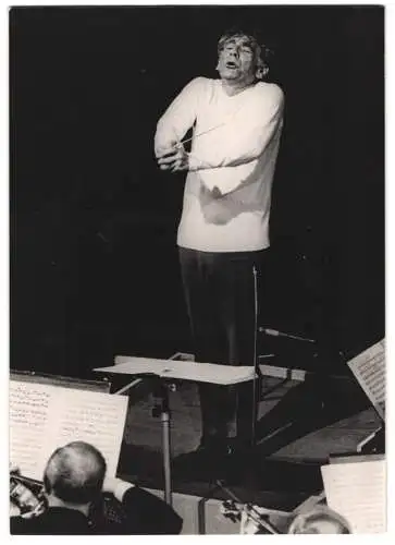 Fotografie ORF-Fotodienst, Dirigent Leonard Bernstein dirigerit das Orchester, 1983