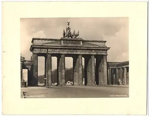 Fotografie Richard Krumme, Berlin, Ansicht Berlin, Blick zum Brandenburger Tor vom Pariser Platz aus, 27 x 21cm